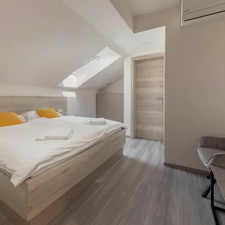 S Center 3* 슬로벤스케코니스