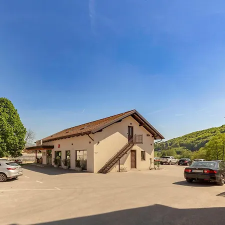 S Center 3* 슬로벤스케코니스